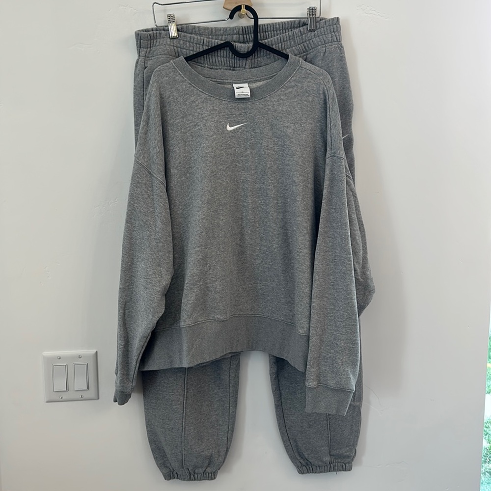 Nike- sweatsuit (SET) - Picture 2 of 8